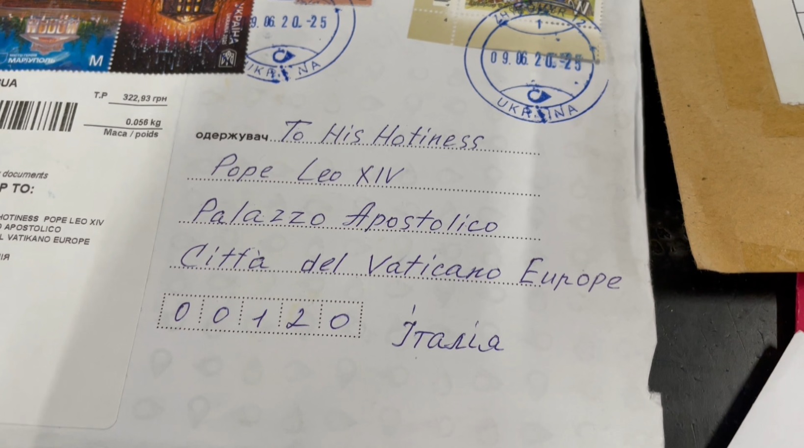 Cartoline, lettere, biglietti d’auguri: tanta posta per Papa Leone XIV