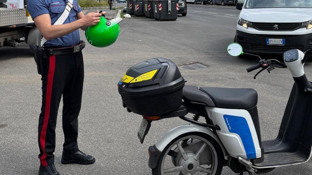 Tenta di forzare uno scooter shering: arrestato al Trionfale