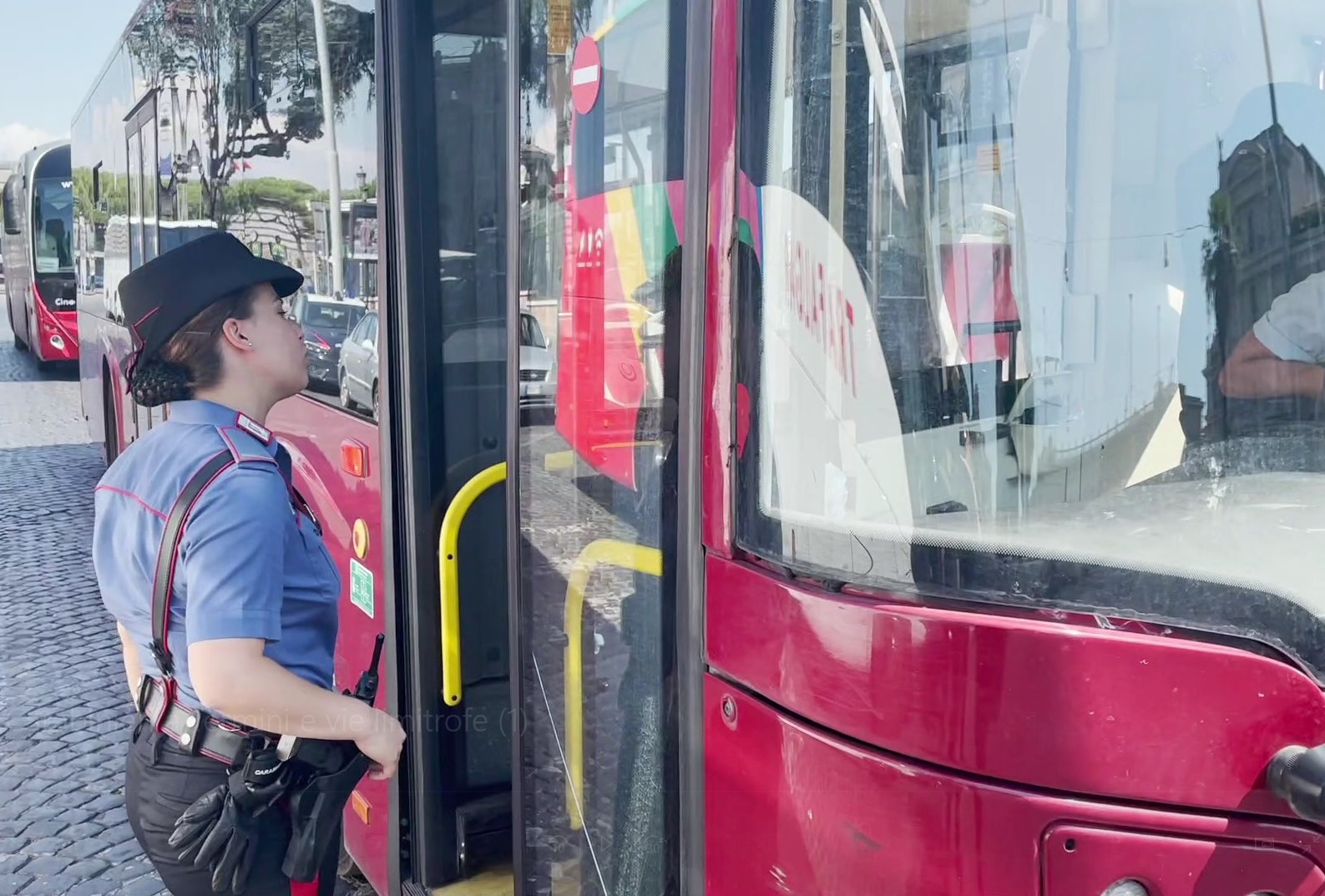 Uomo lancia bottiglia contro il 201: denunciato a piede libero
