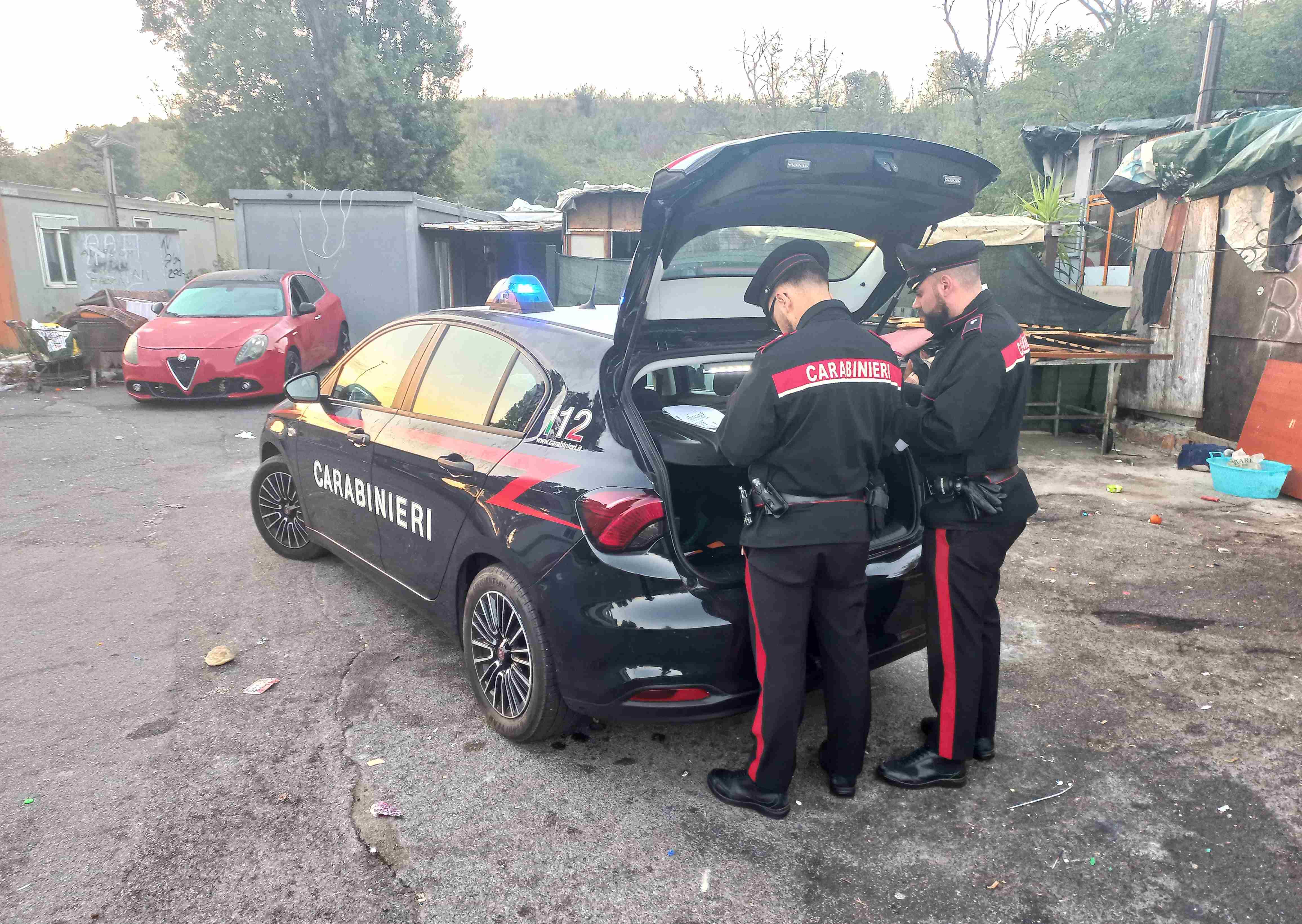 I Carabinieri nel campo nomadi di via Candoni