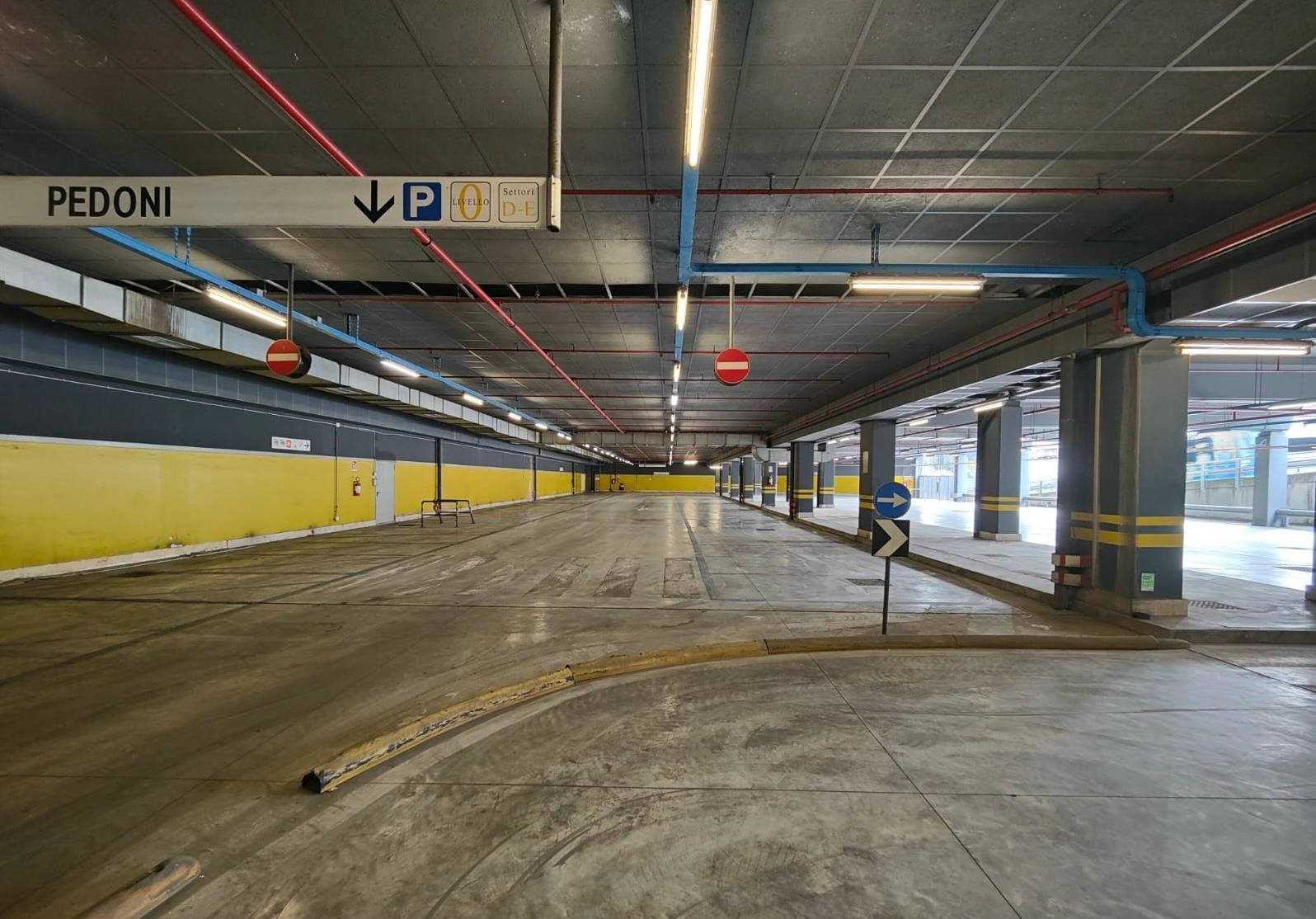 Truffa nuova e pericolosa nei parcheggi dei centri commerciali: il finto profumo