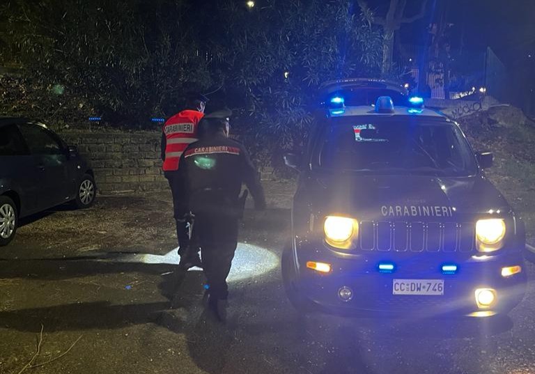 Alla guida di un furgone rubato non si ferma all'alt dei Carabinieri: 44enne in manette