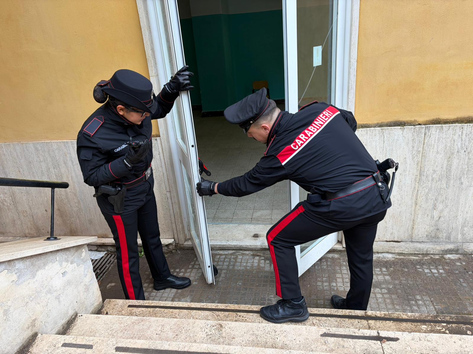 Coppia tenta furto in una scuola ma finisce in manette ad Ostiense