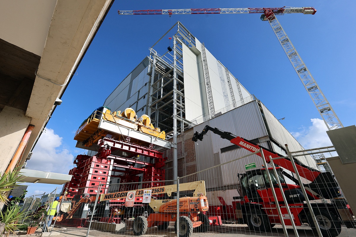 Nella centrale nucleare di Latina la gru installata da Sogin