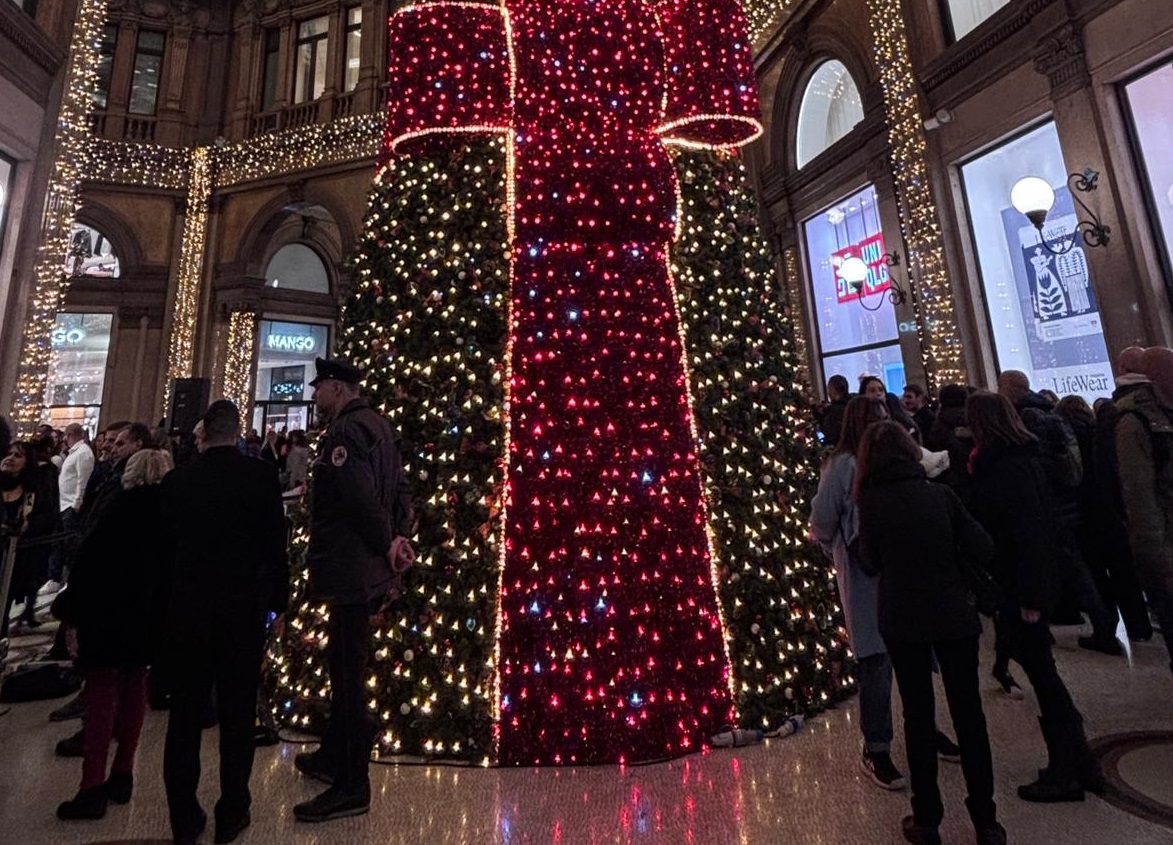 Centinaia di sorrisi alla Galleria Alberto Sordi per l'albero di Natale