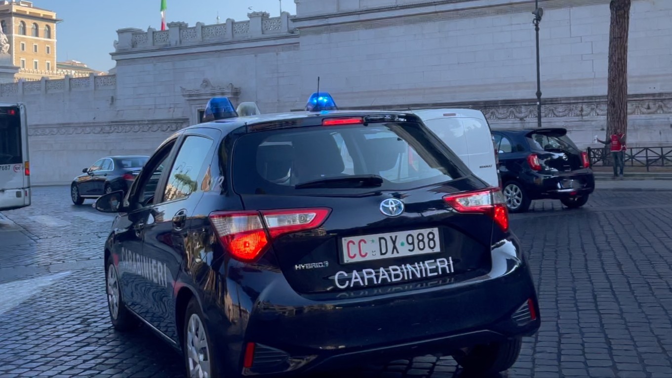 Parapiglia alla fermata autobus tra Carabinieri e borseggiatori: due arresti
