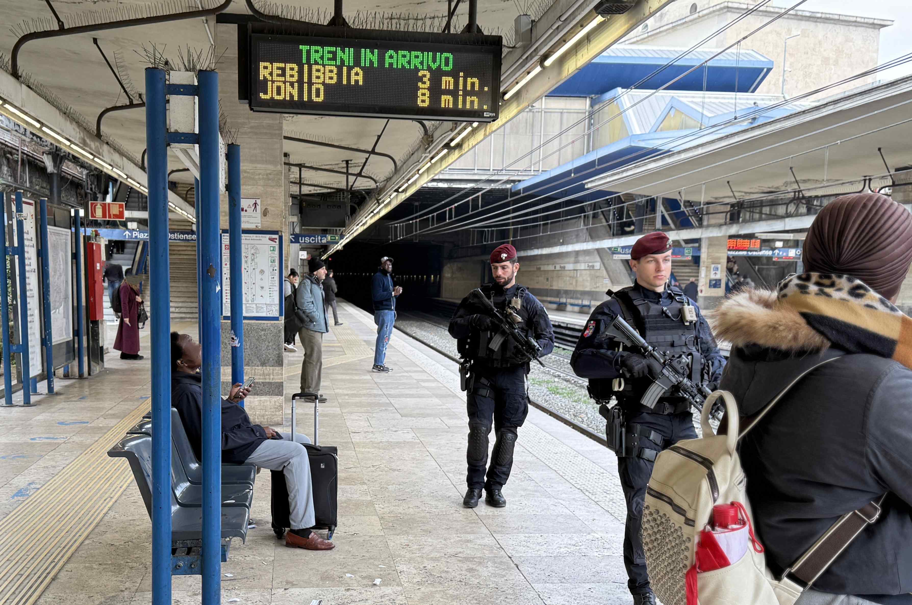 Servizio straordinario di controllo dei Carabinieri in zona Piramide