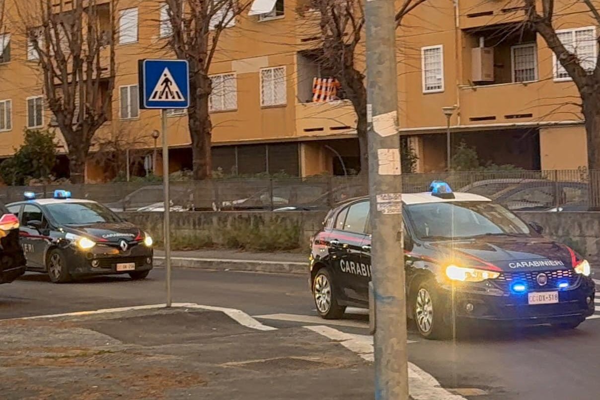 Intervento in extremis dei Carabinieri evita una tragedia a Tor Bella Monaca