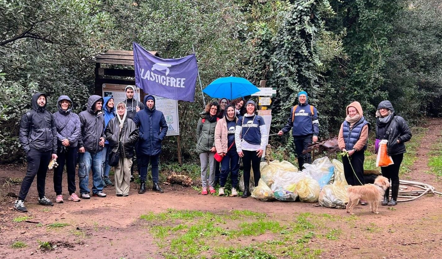 Il gruppo Plastic Free di Pomezia in azione nel Parco della Sughereta