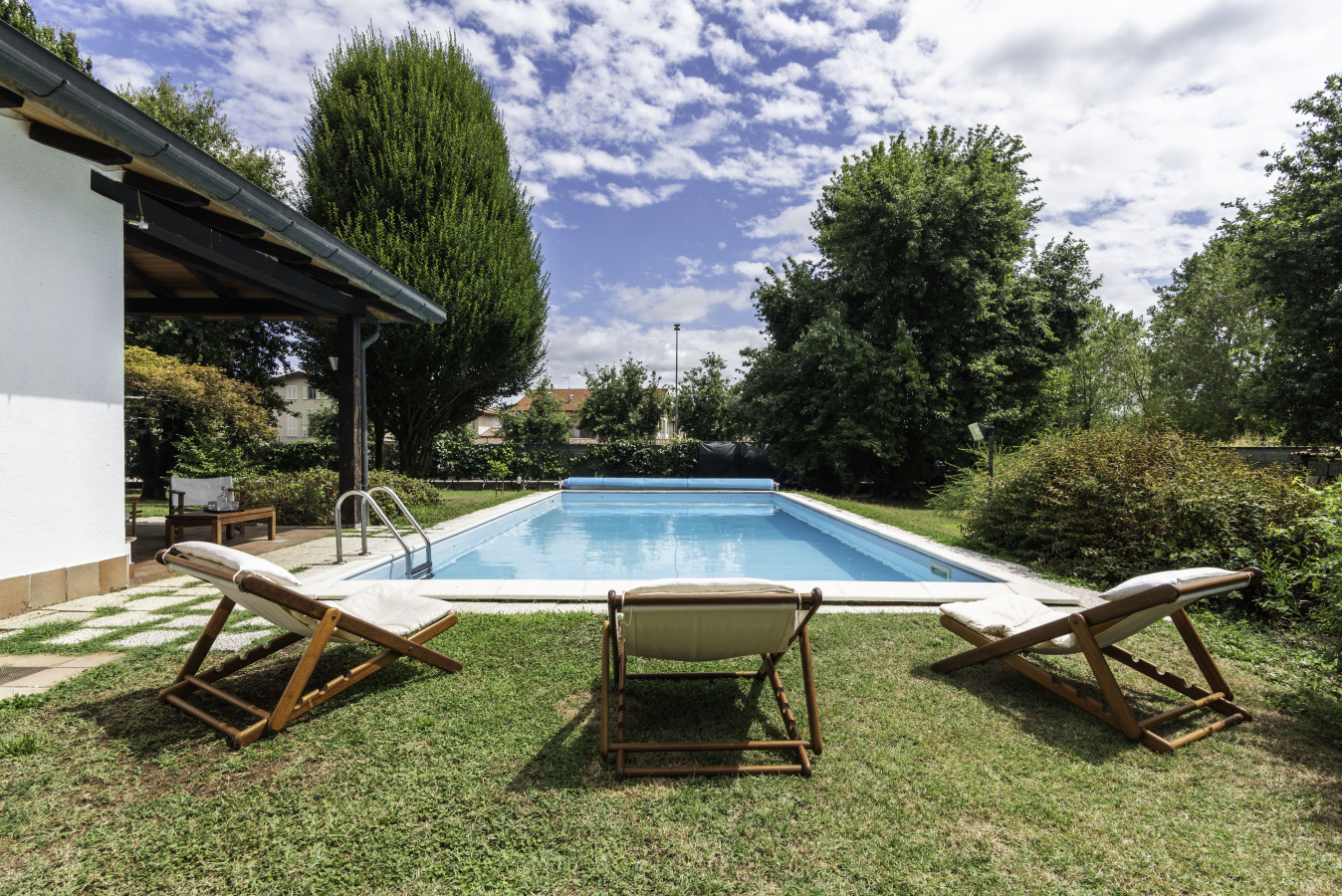 Meno centro città, più casolare rustico con piscina per le vacanze