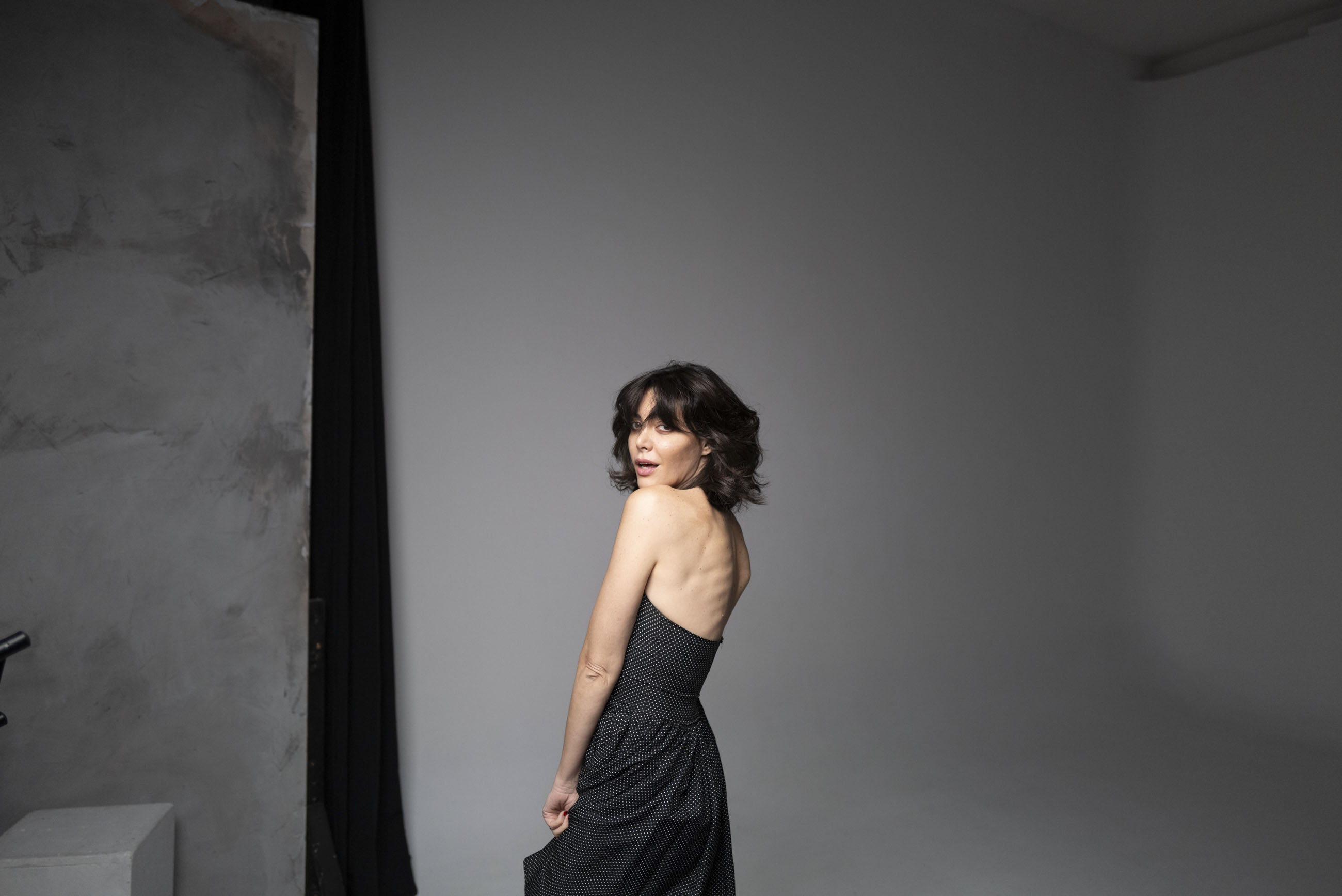 Manuela Zero all’OFF/OFF Theatre con “Brotti! E non ridere che sei come loro”