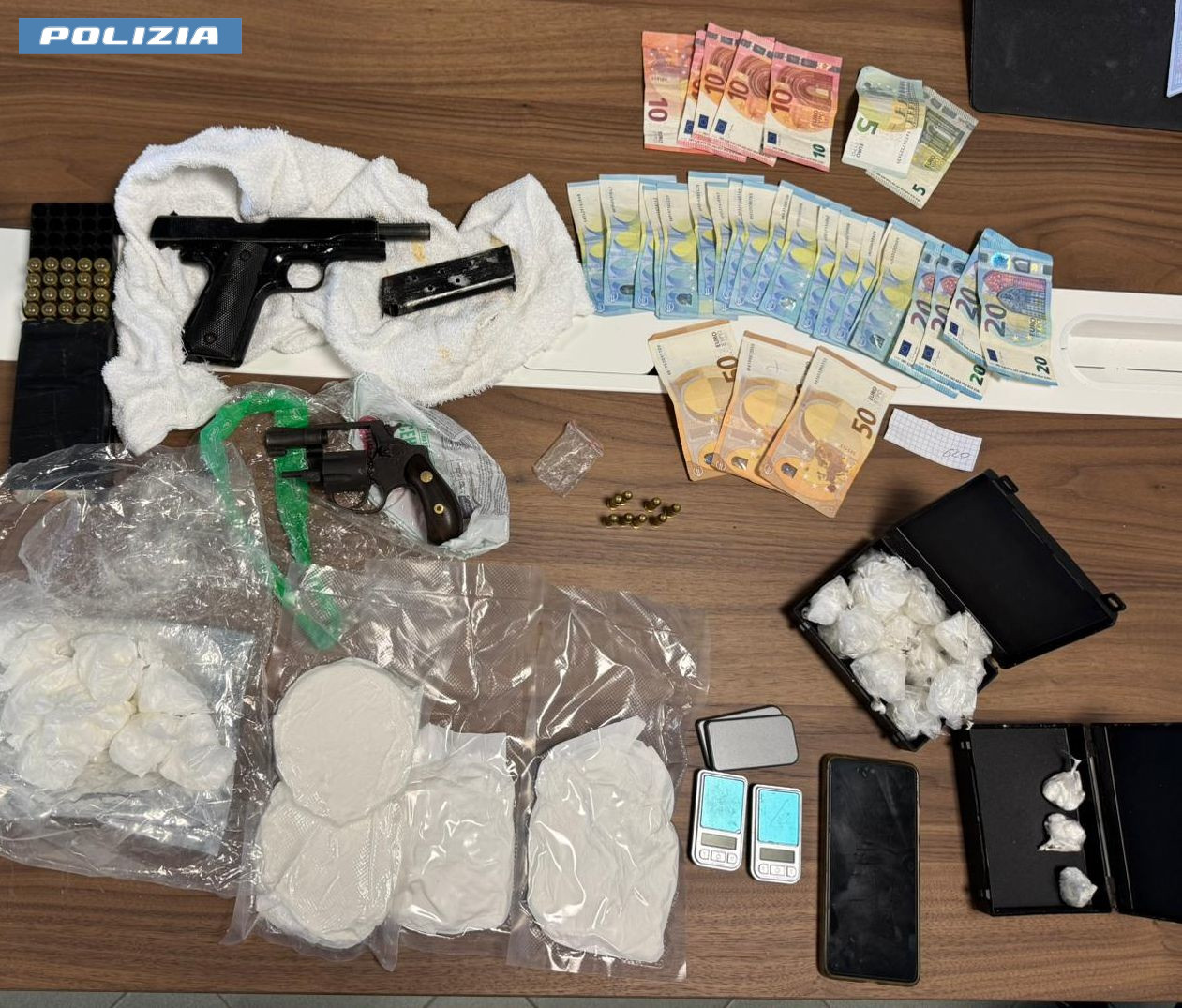 Parcheggio magazzino, pineta cassaforte: due pusher in manette sul litorale romano