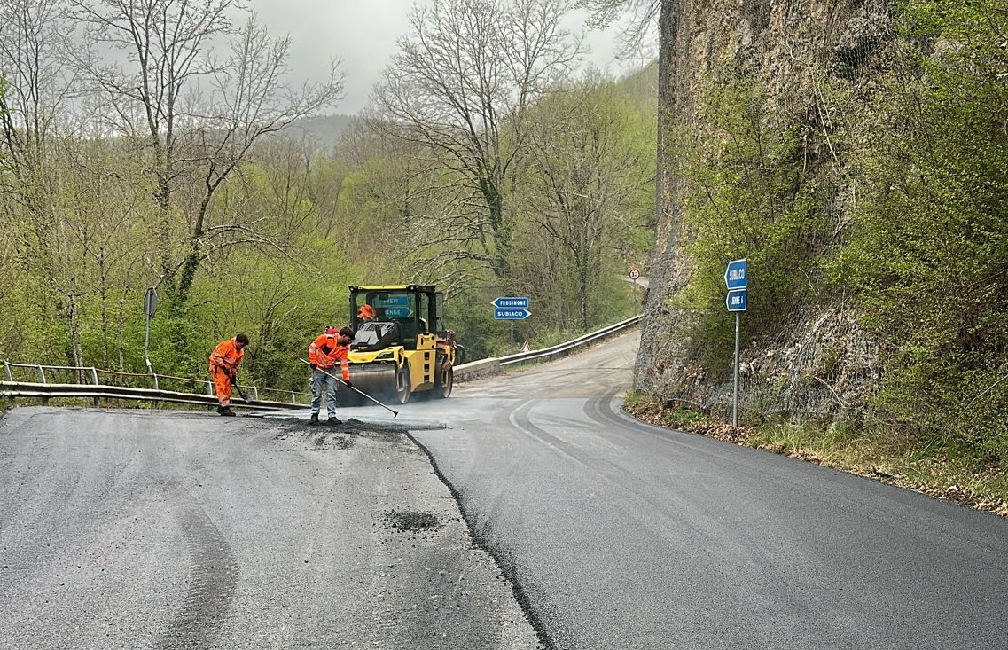 Lavori sulla pavimentazione stradale a Vallepietra, Trevi e Filettino