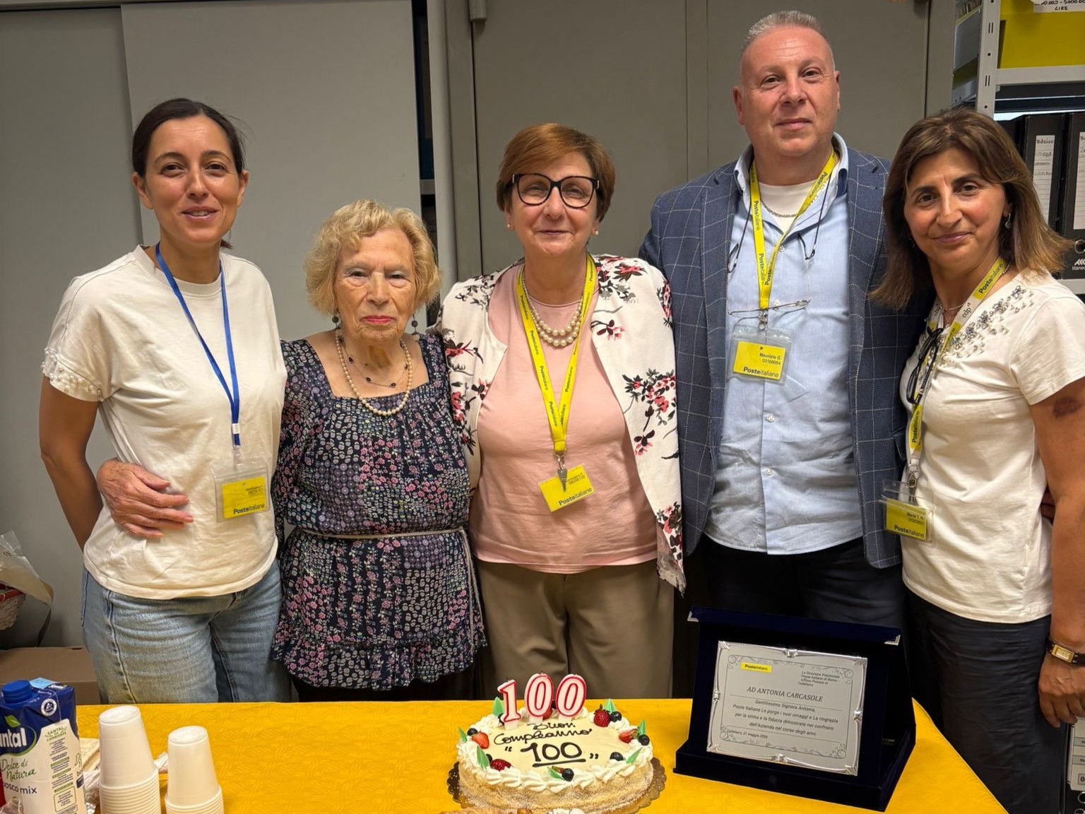 L’ufficio postale di Colleferro ha festeggiato la centenaria Antonia Carcasole
