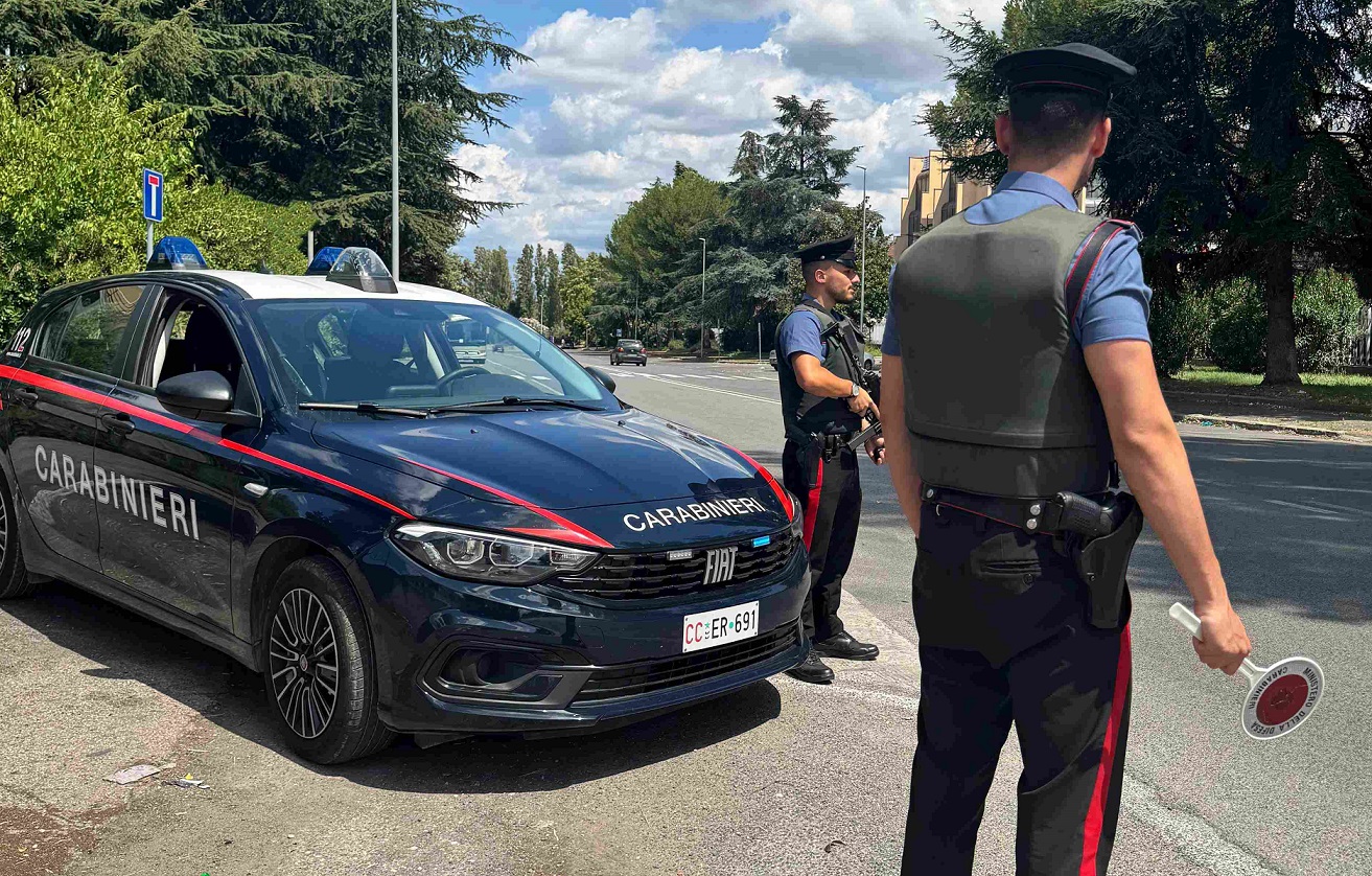 Auto in fuga all'alt dei Carabinieri finisce contro un marciapiede a Talenti